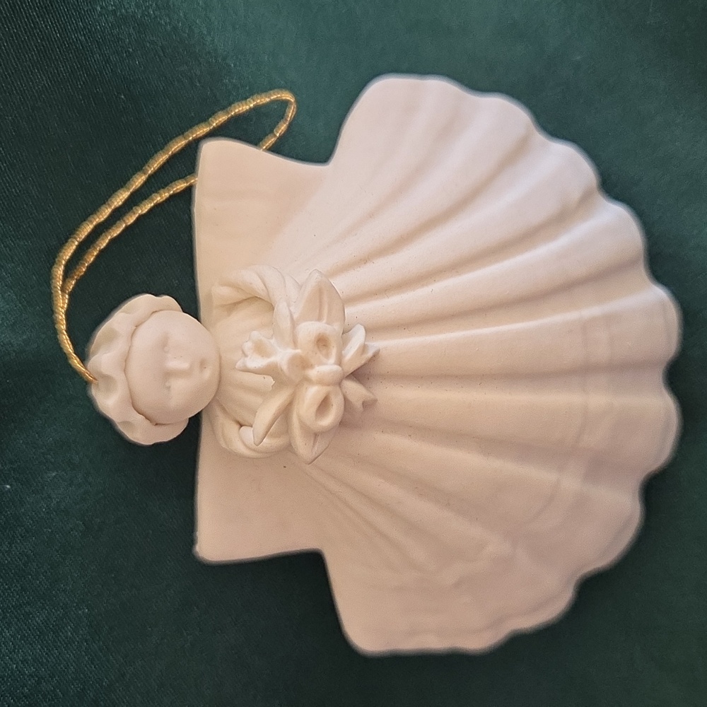 Bouquet Angel Ornament/Figurine 1987. Made in the USA.